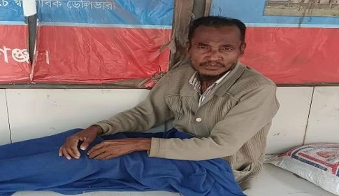 অসুস্থ বাবাকে রূপসী যাত্রী ছাউনিতে রেখে পালালো ছেলে