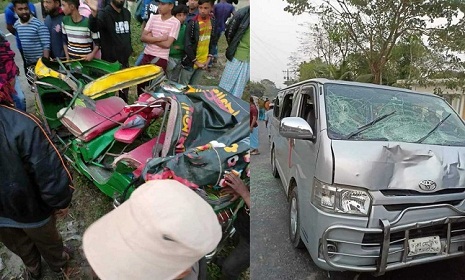 মতলবে মাইক্রো ও স্কুটারের মুখোমুখি সংঘর্ষ, নিহত ৪