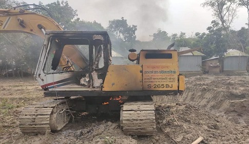 বোয়ালমারীতে দুইটি ভেকু পুড়িয়ে দিলেন ইউএনও  