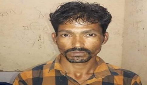 হাজীগঞ্জে হাতকড়া নিয়ে মাদক মামলার আসামীর পলায়ন, আটক ২
