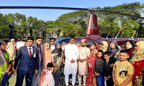 বর এলেন হেলিকপ্টার চড়ে