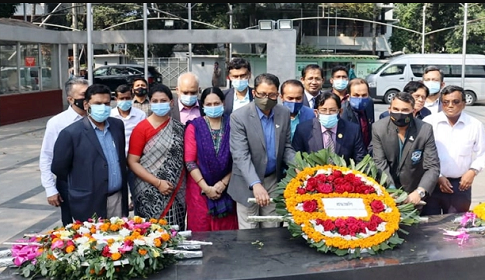 বঙ্গবন্ধুর প্রতিকৃতিতে শ্রদ্ধা স্পোর্টস মেডিসিন অ্যাসোসিয়েশনের