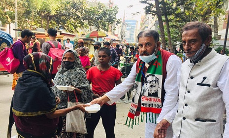 নাসিম ওসমান ফাউন্ডেশনের উদ্যোগে পথশিশুদের মাঝে খাদ্য বিতরণ