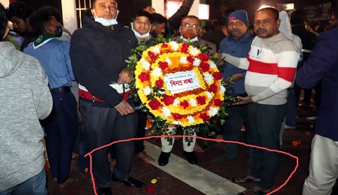 সাতক্ষীরায় জুতা পায়ে শহীদ মিনারে সরকারী কর্মকর্তারা!