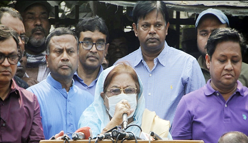 ‘মানুষ ট্রাকের পেছনে দৌড়াচ্ছে, সরকার উন্নয়নের চমক দেখাচ্ছে’