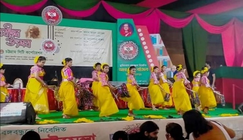 চট্টগ্রামে একুশে বই মেলায় ক্ষুদে শিক্ষার্থীদের নৃত্যানুষ্ঠান