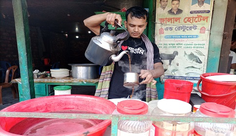 অভাবের তাড়নায় স্কুল ছাড়লেও হাল ছাড়েনি হারুণ