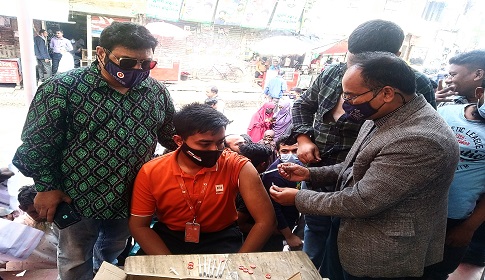 গণটিকার প্রথমদিনে বগুড়ায় টিকা পেলেন আড়াই লক্ষাধিক মানুষ