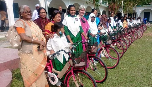 ফরিদপুরে ছাত্রীদের মাঝে বাইসাইকেল বিতরণ