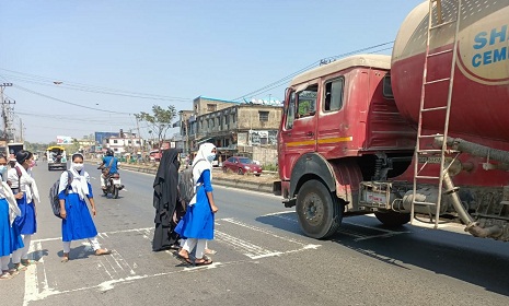মইজ্জ্যারটেক মোড় ও কলেজ বাজার সড়কে জীবন হাতে নিয়ে পারাপার!