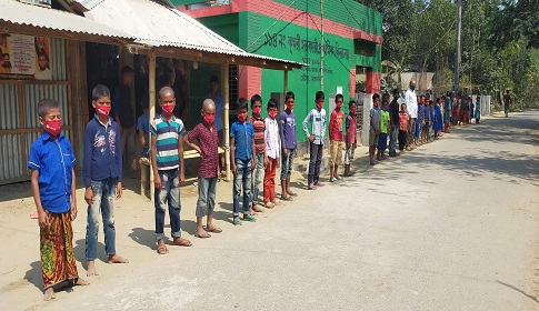 গৌরীপুরে ইজিবাইক চাপায় স্কুলছাত্রী নিহত, বিচারের দাবিতে মানববন্ধন