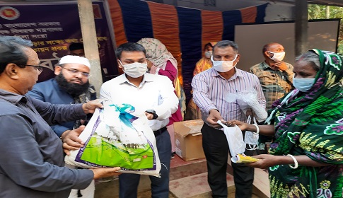 করোনায় ক্ষতিগ্রস্ত আদিবাসীরা পেলো ত্রাণ সহায়তা