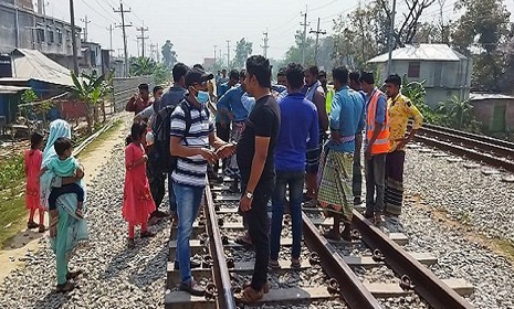 কুমিল্লায় ট্রেনে কাটা পড়ে তিন স্কুলছাত্রী নিহত