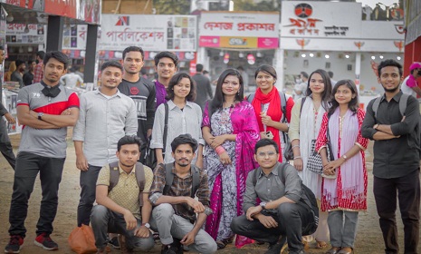 তরুণদের পদচারণায় মুখর বইমেলা
