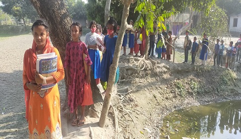 বিদ্যালয়ে যাতায়াতের রাস্তা নেই, মেয়ের চাকরি দিলে রাস্তা দিতে চান বাবা