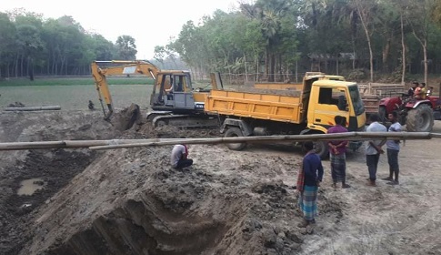 বোয়ালমারীতে ফসলি জমি থেকে মাটি কাটার মহােৎসব!