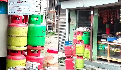 মোড়ে মোড়ে ৪১ বছরের পুরনো গ্যাস সিলিন্ডার, ঝুঁকিতে কর্ণফুলীবাসী