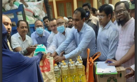 নগরকান্দা'য় নিম্ন আয়ের মানুষের মাঝে টিসিবি'র পণ্য বিক্রয়