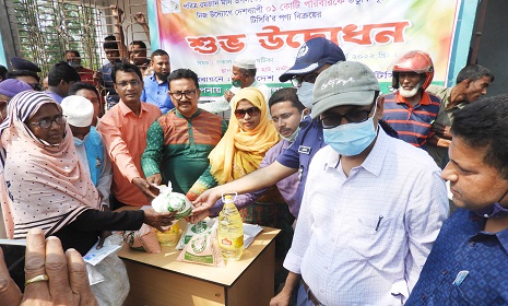 নন্দীগ্রামে বিশেষ কার্ডে টিসিবি পণ্য বিক্রি শুরু