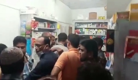 ফার্মেসী মালিককে ইয়াবা দিয়ে ফাঁসাতে এসে অবরুদ্ধ তিন পুলিশ সদস্য!