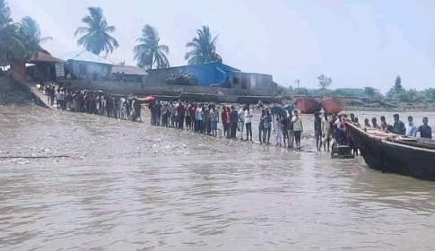 গণমানুষের পিঠে ৩৭ লাখের ইজারা, সীমিত নৌযানে অসীম ভোগান্তি