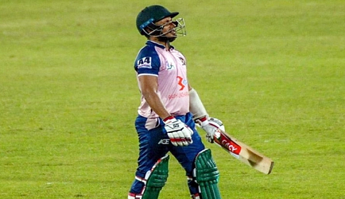 বলে সফল ব্যাটে ব্যর্থ আশরাফুল