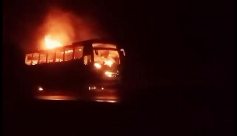 নাটোরে শিক্ষা সফরের বাস আগুন, ১০ শিক্ষার্থী আহত