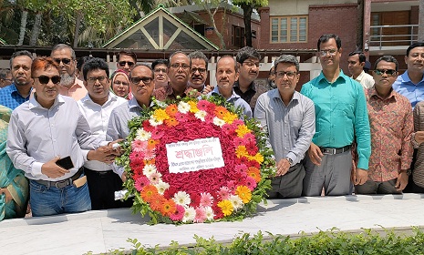 বঙ্গবন্ধুর সমাধিতে ৫১ অতিরিক্ত সচিবের শ্রদ্ধা