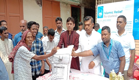 টুঙ্গিপাড়ায় ইফতার সামগ্রী পেল ৫০০ দরিদ্র পরিবার