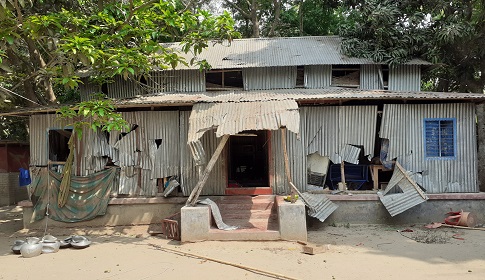 সালথায় গুজব রটিয়ে ১৫ বাড়িতে হামলা ভাঙচুর লুটপাট!
