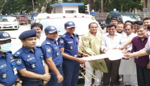 পুলিশ সুপারের কাছে ফরিদপুর চেম্বার অব কমার্সের নতুন গাড়ি হস্তান্তর