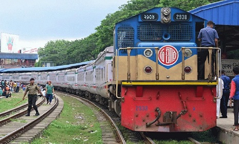 ৭ ঘন্টা পর চট্টগ্রামেও সচল ট্রেন