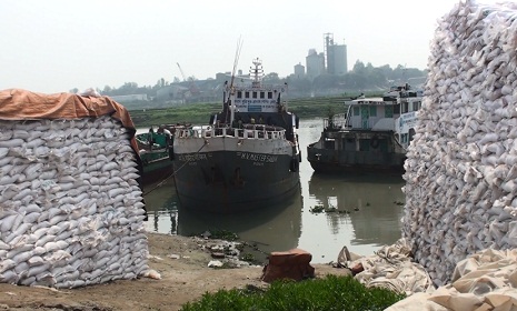 খোলা আকাশের নিচে লক্ষ লক্ষ টন ইউরিয়া সার