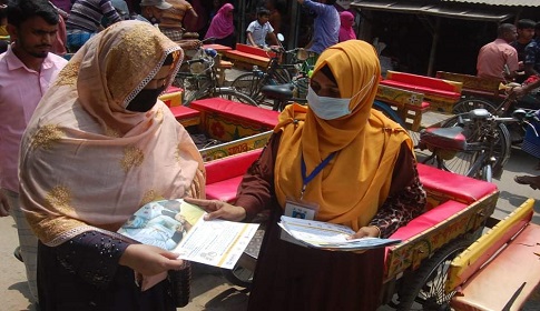 স্বেচ্ছায় সেবা দিচ্ছেন সিরাজগঞ্জের সানজিদা