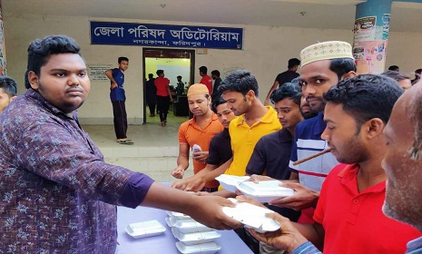 নগরকান্দায় ছাত্রলীগের ইফতার বিতরণ