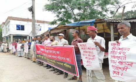 ঈদের আগে পাটকল শ্রমিকদের বকেয়া পরিশোধের দাবিতে মানববন্ধন