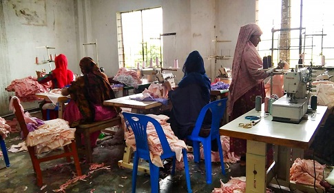 স্কুল আঙিনায় পরিত্যক্ত ঘরে চলছে গামের্ন্টস ফ্যাক্টারি, ব্যাহত শিক্ষার পরিবেশ