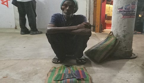 ফুটপাতে চিরুনি বিক্রি করে জীবন চলে শাহাদতের