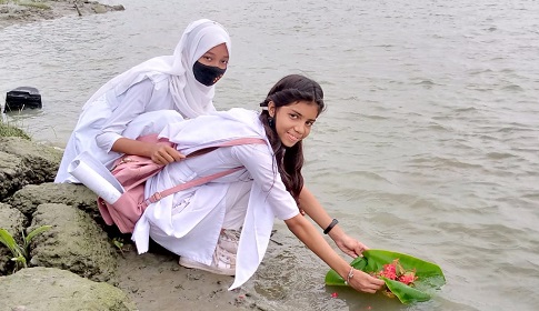 কলাপাড়ায় প্রাণ-প্রকৃতি ও নদী রক্ষার দাবিতে নদীতে পুস্পার্ঘ অর্পণ