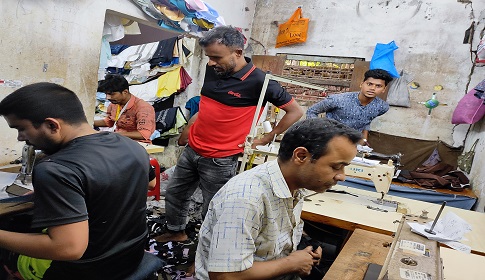 ঈদকে সামনে রেখে কর্মব্যস্ত সিরাজগঞ্জের দরজিরা