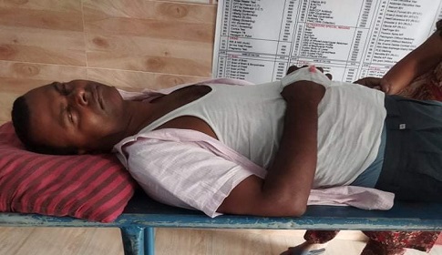 দেড় বছরের বেতনের পরিবর্তে মানসিক চাপ, স্ট্রোক করে শিক্ষক হাসপাতালে! 