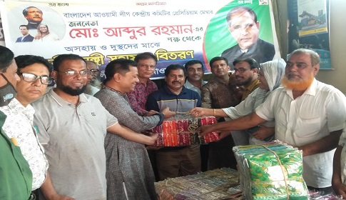 মধুখালীতে ঈদ উপলক্ষ্যে দুস্থদের মাঝে বস্ত্র বিতরণ