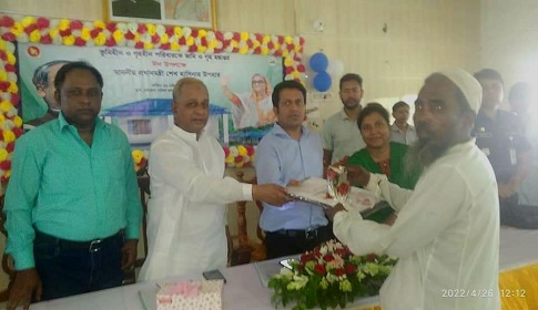 বোয়ালমারীতে ঈদ উপলক্ষে ভূমি ও গৃহহীন পরিবারের মাঝে ঘর হস্তান্তর