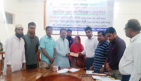 মধুখালীতে নদী ভাঙন ও প্রাকৃতিক দুর্যোগে ক্ষতিগ্রস্তদের মাঝে নগদ অর্থ বিতরণ