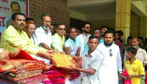 বোয়ালমারীতে আ.লীগের প্রেসিডিয়াম সদস্য আব্দুর রহমানের পক্ষে যুবলীগের শাড়ি কাপড় বিতরণ