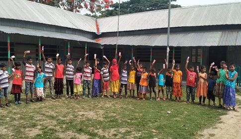 ফরিদপুরের কানাইপুরে বর্ণমালা স্কুলের শিক্ষার্থীদের মাঝে নতুন পোশাক ও ঈদ সালামী বিতরণ 