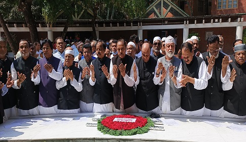 বঙ্গবন্ধুর সমাধিতে জেলা পরিষদের নবনিযুক্ত ৬১ প্রশাসকের শ্রদ্ধা
