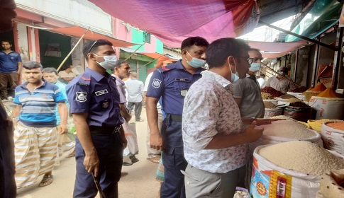 সয়াবিন তেল মজুদ রাখায় সিরাজগঞ্জের চার ব্যবসা প্রতিষ্ঠানকে জরিমানা