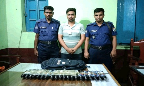 সান্তাহারে ফেনসিডিলসহ ট্রেনযাত্রী গ্রেপ্তার