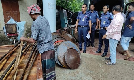 নগরকান্দায় পুলিশের কাছে দেশীয় অস্ত্র জমা দিলেন গ্রামবাসী